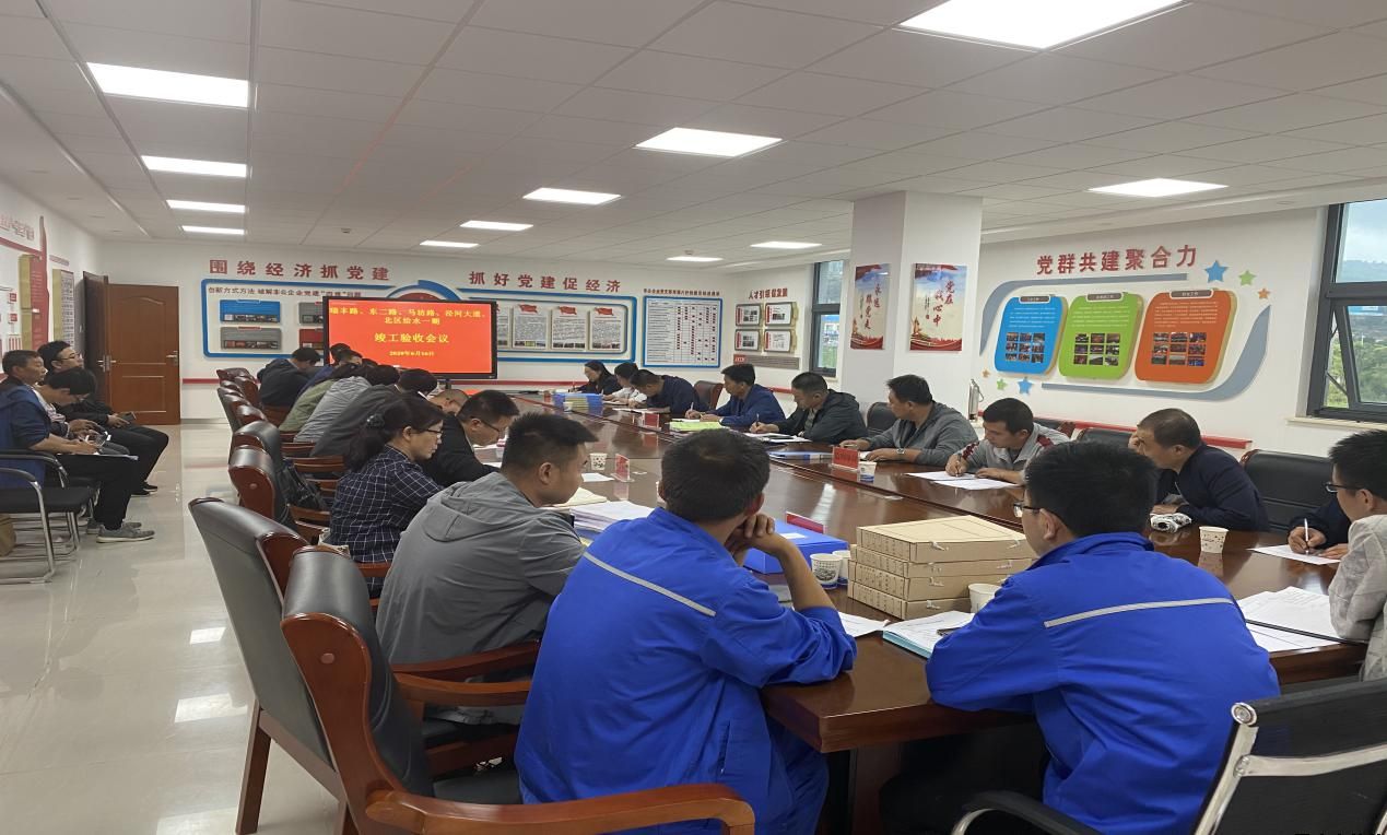 市质监站对瑞丰路、泾河大道、东二路(北段)、北区给水(一期)进行竣工验收(图2) 市质监站对瑞丰路、泾河大道、东二路(北段)、北区给水(一期)进行竣工验收(图2)