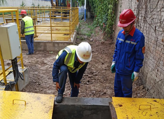 泓源城东污水处理公司组织对平凉祁连山水泥厂外排口进行接水前验收(图2) 泓源城东污水处理公司组织对平凉祁连山水泥厂外排口进行接水前验收(图2)