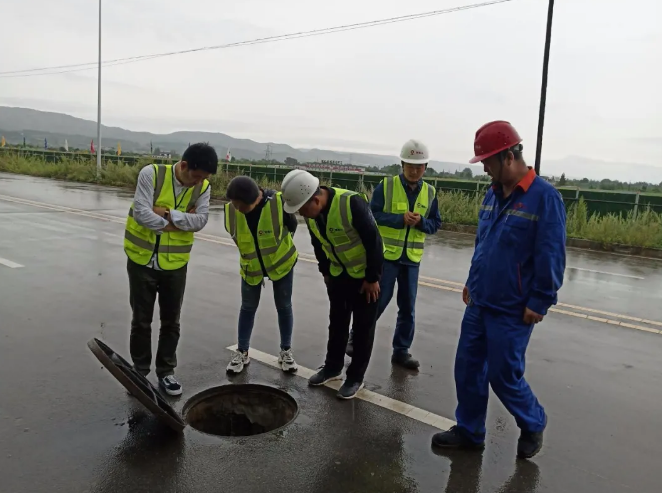泓源城东污水处理公司组织对平凉祁连山水泥厂外排口进行接水前验收(图3) 泓源城东污水处理公司组织对平凉祁连山水泥厂外排口进行接水前验收(图3)